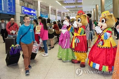 '中·日 관광객 몰려온다' 인천공항도 근무강화 - 2