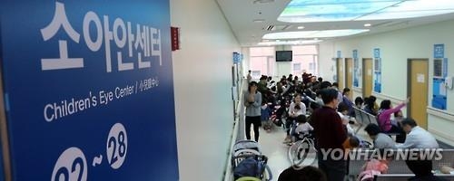 '황금연휴에 아폴로 눈병 번질라'…동네안과 북적 - 2