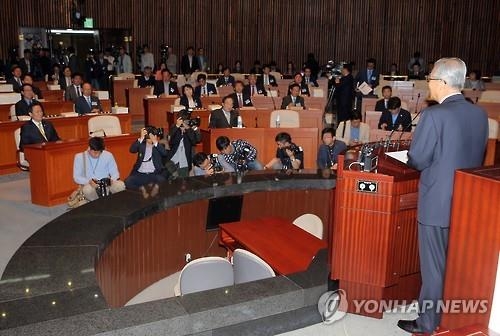 여야 정치인 잇따라 '5월 광주로'…민심은 '시큰둥' - 3
