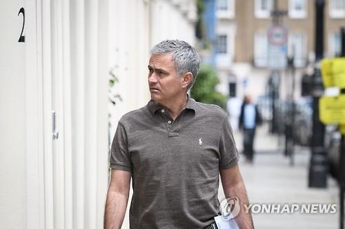 "모리뉴, 맨유와 계약 기간에 합의…초상권 문제 등 남아" - 2