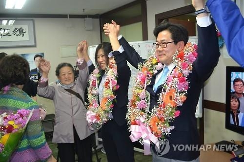 박찬대 당선인 캠프 인사, 자원봉사자 2명에 550만원 전달 - 2