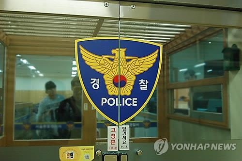 고등학교 여자 화장실서 '몰카' 찍은 20대 적발 - 2
