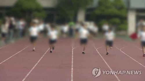 인조잔디 이어 우레탄 트랙도 '납범벅'…학교운동장 비상 - 3
