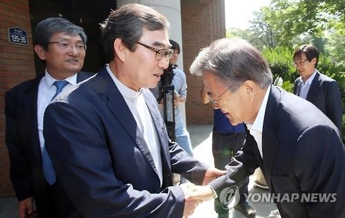 '청주 방문' 문재인, 潘 관련 질문에 "정치 얘기 않겠다"(종합) - 2