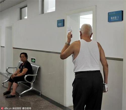 中 허난 '외자녀·노부모 간병휴가 20일' 조례 첫 통과 - 2