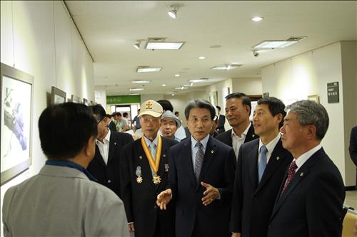 법원 복도에서 열린 참전용사 작가들의 '따뜻한' 전시회 - 2