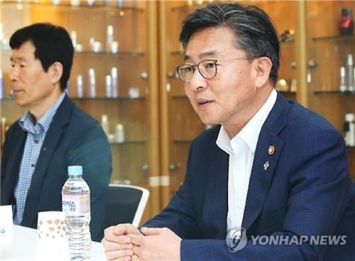 홍용표 개성공단 피해기업 현장방문…"도움드리겠다" - 2