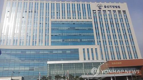여자화장실 따라가 여성 훔쳐본 철없는 20대 '벌금' - 2