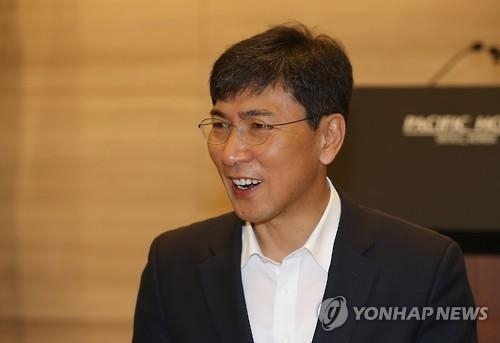 안희정, 潘대망론에 "국민 앞에서 좋은 경쟁 벌이길 원해" - 2