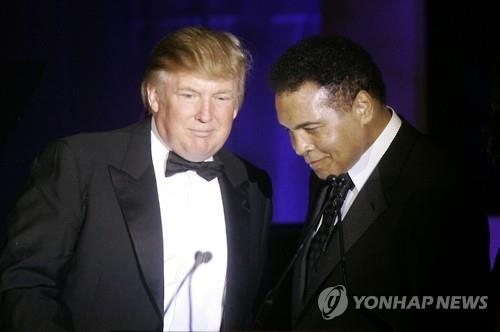 죽은 알리가 산 트럼프에 강펀치 날리나…인권 행보 극명한 대비 - 2
