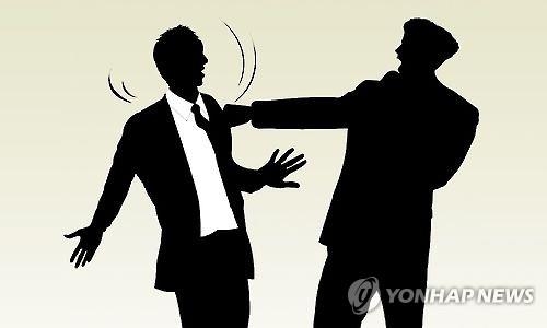 철제 통으로 경찰 이마 때린 30대 항소심서 '감형' - 2