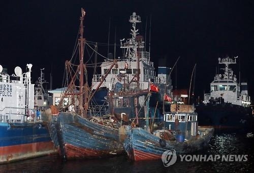 막가는 중국어선 불법조업…치어 싹쓸이·어구도 훔쳐 - 2