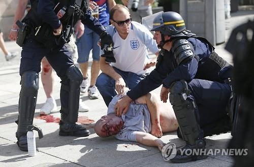 英-러 훌리건 폭력으로 얼룩진 유로 2016…佛경찰 강제진압(종합) - 2