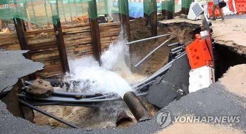청주 공사장 상수도관 파열 도로 2m 이상 무너져내려(종합) - 3