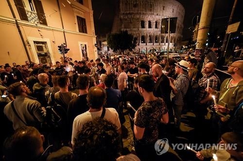 게이클럽 노린 美총기난사에 성소수자 공동체 '충격·불안' - 3