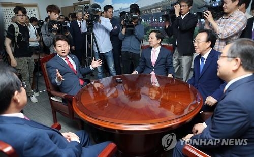 <동남권신공항> "안전하고 소음피해 없어야" vs "경제성·접근성 고려해야" - 4