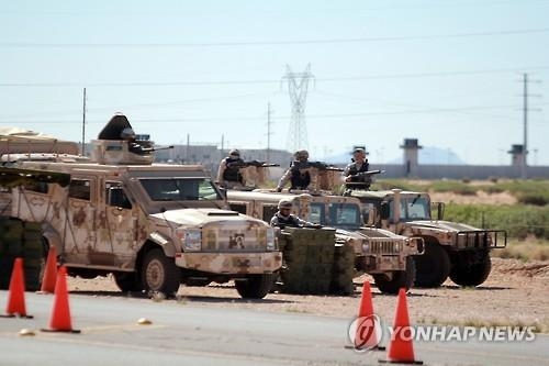 구스만 수감 교도소 경비원 의문의 피살…군인 300명 추가 배치 - 2