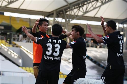 <프로축구> 전상욱에게 달려간 성남 티아고, 골 세리머니 상 수상 - 2