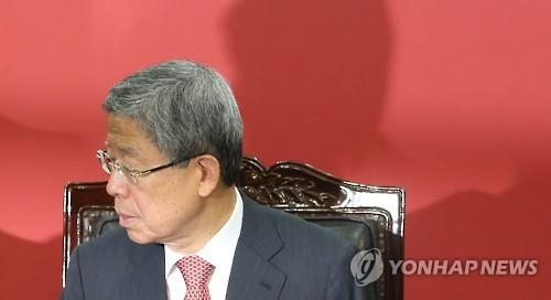 '칩거' 들어간 김희옥…친박·비박 충돌속 거취 결단 주목 - 2