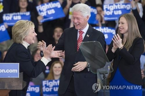 둘째 외손주 본 힐러리 "하늘을 둥둥 떠다니는 기분" - 3