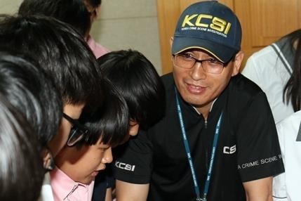'중학교 선생님' 된 과학수사 베테랑들 "인기 짱" - 4