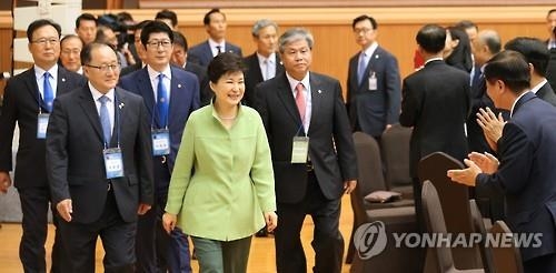 朴대통령 "김해 신공항, 성공하도록 최선"…첫 입장표명 - 2