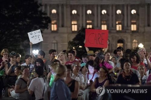 "총기규제 더이상 늦춰선 안돼" 美민주, 이틀째 하원 '연좌농성'(종합2보) - 4