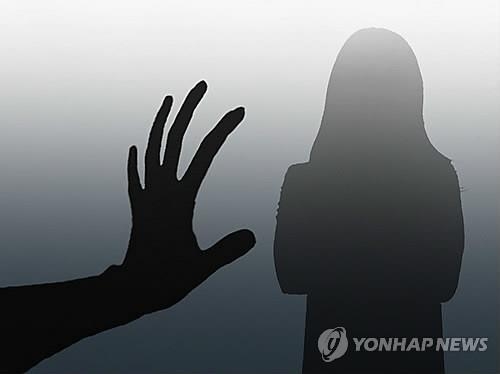 "술마시는 게임 하자"…고교생 8명이 여고생 집단 성폭행 - 2