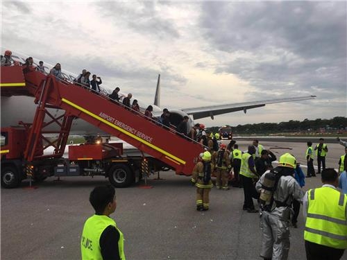 엔진 결함 회항 싱가포르 여객기, 창이공항 활주로서 화재 - 3