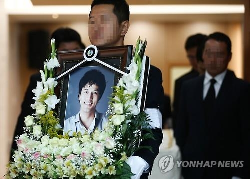 배우 김성민 떠나는 날…유족들, 오열 속 발인 - 3