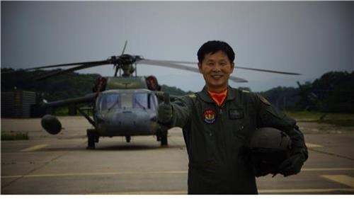 軍 헬기조종사, 33년간 8천450시간 무사고 비행 마치고 전역 - 2