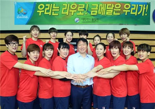 최태원 회장, 태릉선수촌서 여자 핸드볼 대표팀 격려 - 2