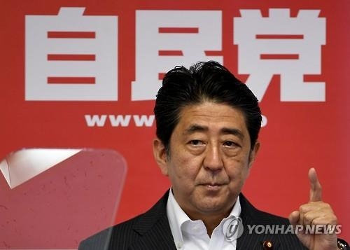 서구언론 "일본인들, 대안없어 아베 지지…개헌 당장은 안할듯" - 2