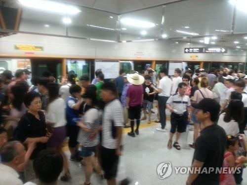 인천 대중교통 개편…지하철은 '스톱' 버스정보는 '먹통' - 2