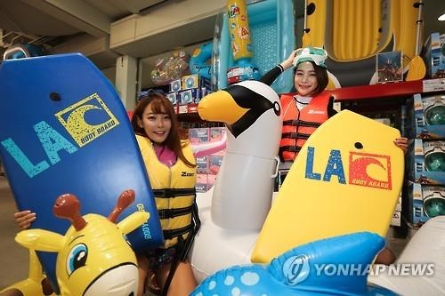 기록적 폭염에 물놀이용품 판매 신났다 - 2