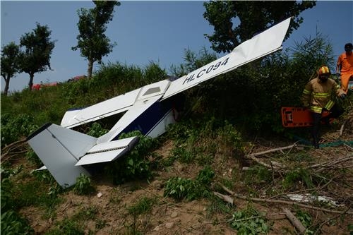 충남 공주서 경비행기 이륙중 추락…2명 부상(종합) - 2