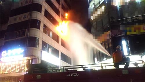 부산 민락동 회센터 건물서 불…11명 연기 흡입(종합) - 2