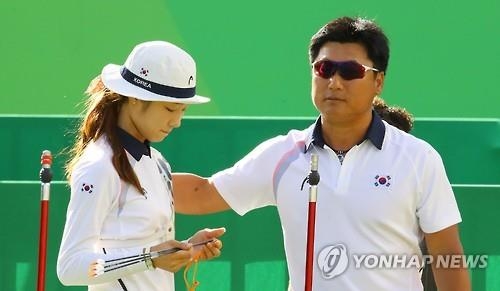 <올림픽> 장혜진·기보배 기자회견 때 연습장에 선 최미선 - 2