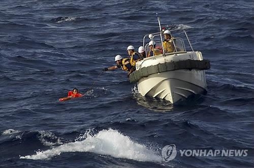센카쿠 부근 공해 中어선 침몰사고에 日 구조…"中 체면구겼다" - 2