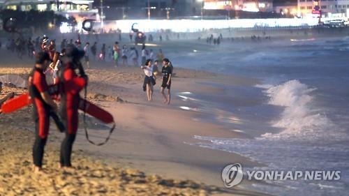 술먹고 바닷물에 뛰어드는 사람 늘어…심장 마비 '위험' - 2
