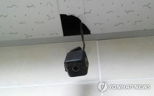 중·고교 화장실에 몰카…여학생 1천200여명 촬영 - 2