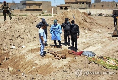 부족 수백명 학살 후 한 구덩이에 묻어…IS 지역 집단매장 참상 - 2