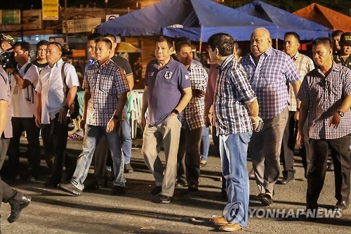 폭탄 테러 현장 둘러보는 두테르테 대통령