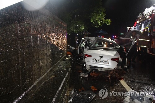 파손된 승용차