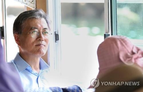 文, 석달만에 여의도 나들이…'손학규 정계복귀'엔 언급피해 - 1