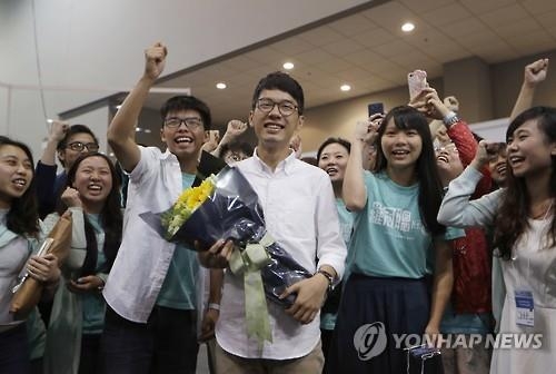 홍콩 우산혁명 주역인 네이선 로(가운데) 데모시스토 당 주석. 왼쪽이 조슈아 웡 (AP=연합뉴스)