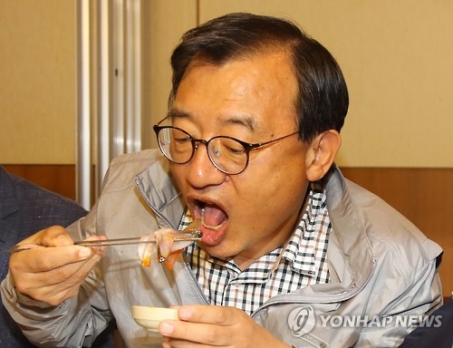 이정현, 수산시장에서 회 '먹방'…"끼니마다 회 먹겠다"(종합) - 2