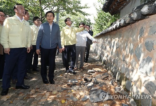 황총리 "원전 시설 안전에 빈틈 있어서는 안돼" - 2