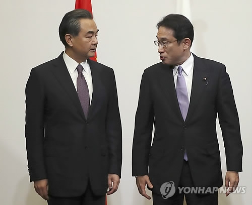 왕이 중국 외교부장과 기시다 후미오 일본 외무상(오른쪽)