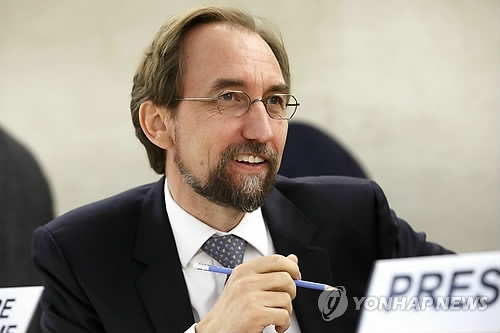 (제네바 EPA=연합뉴스) 다양한 주제를 논의하는 유엔 인권이사회(UNHRC) 제33차 회의가 13일(현지시간) 스위스 제네바에서 시작된 가운데 자이드 라드 알 후세인 유엔 인권최고대표가 개회사를 하고 있다.